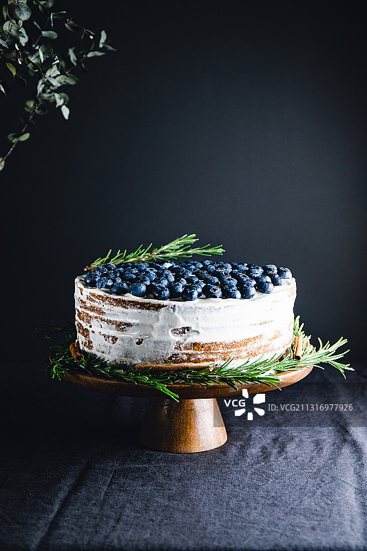 在黑色背景下的上的蛋糕特写图片素材