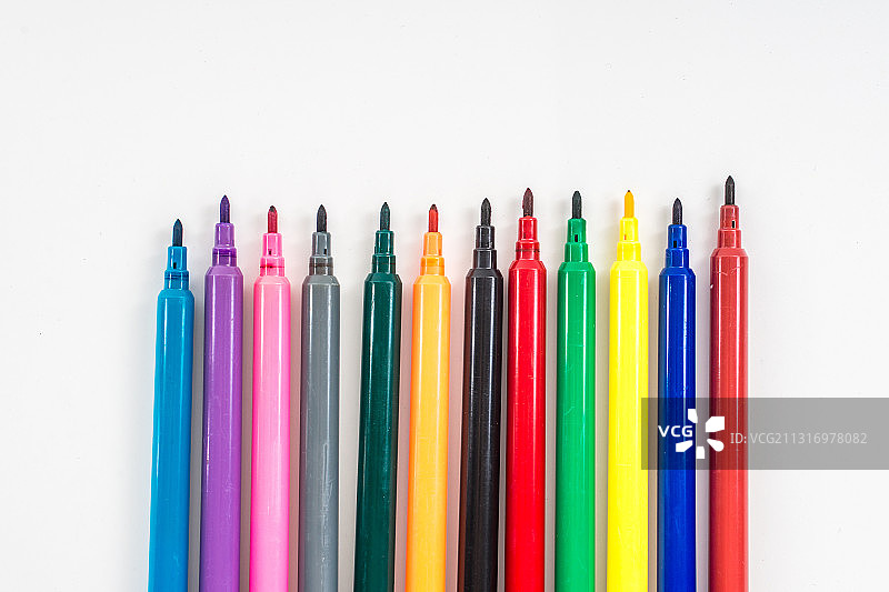 白色背景上的彩色笔俯视图图片素材