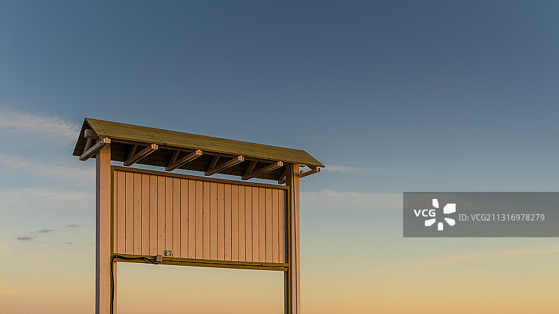 日落时分仰视天空下的救生员小屋图片素材