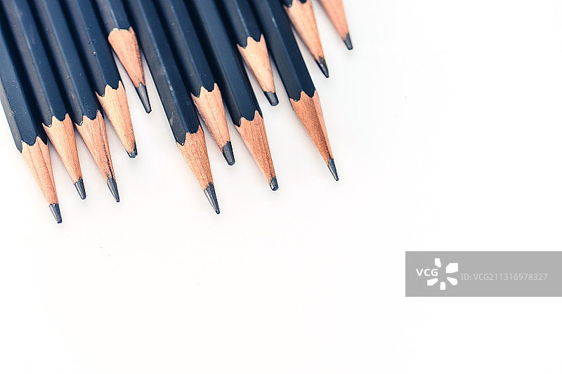 白色背景上铅笔的高角度视图图片素材