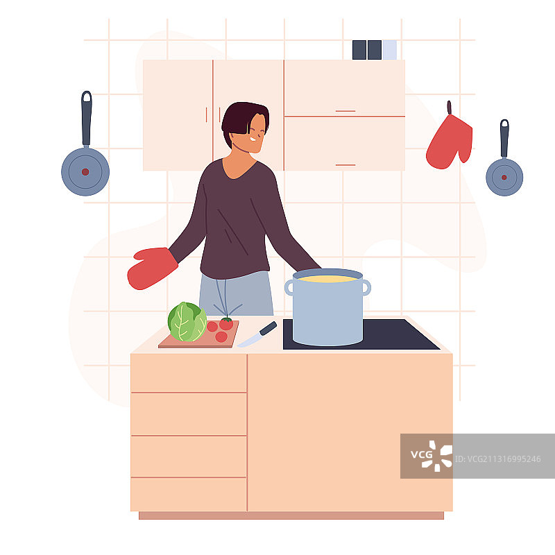 年轻男人在厨房准备汤图片素材