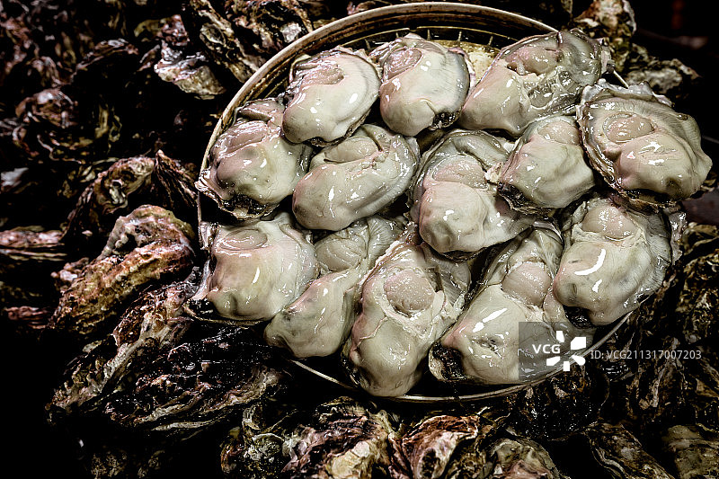 水产海鲜市场肥美鲜嫩多汁的大盘乳山生蚝特写，舌尖上的美味图片素材