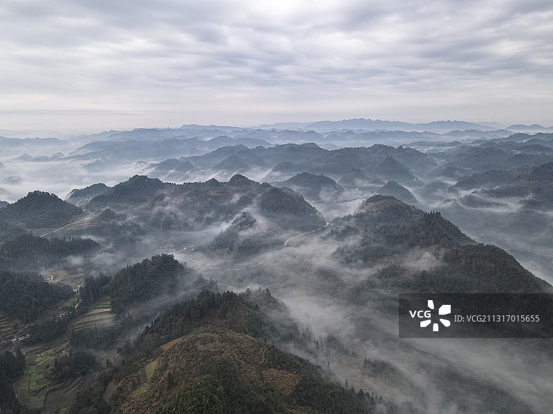 贵州省遵义市凤冈县土溪镇云雾翻腾，山头若隐若现图片素材
