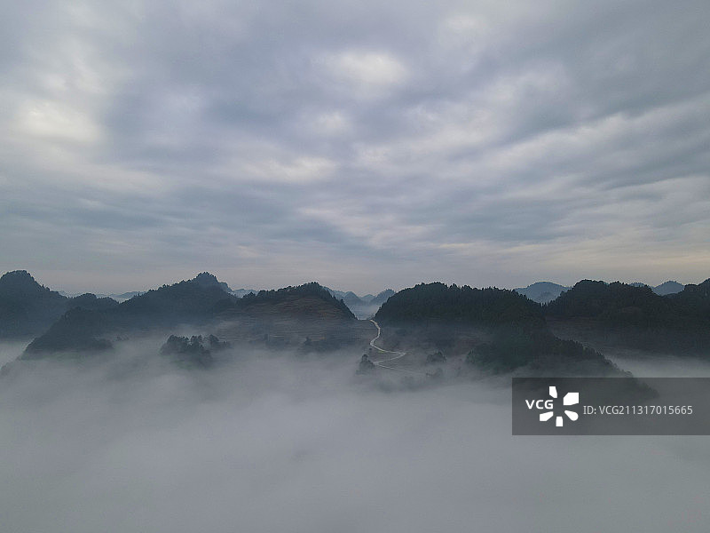 贵州省遵义市凤冈县土溪镇云雾翻腾，山头若隐若现图片素材