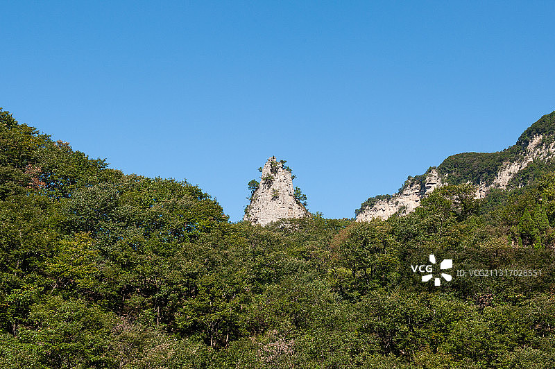 太行山脉夏季晴朗天气仰拍风光图片素材