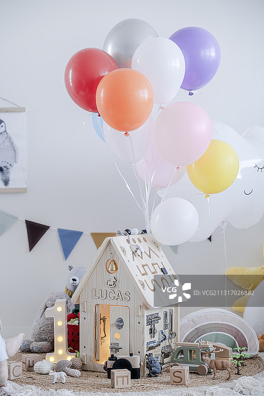 彩球与忙碌板智慧屋图片素材