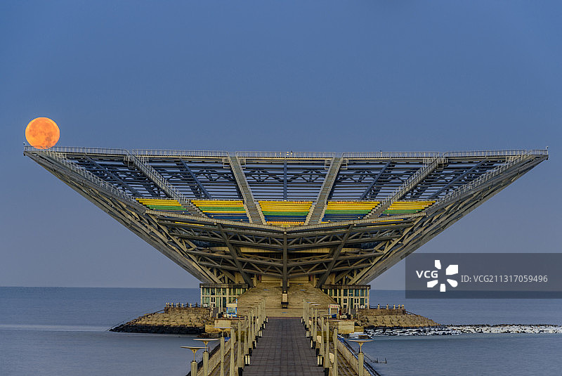 中国辽宁营口鲅鱼圈渤海明珠月落图片素材