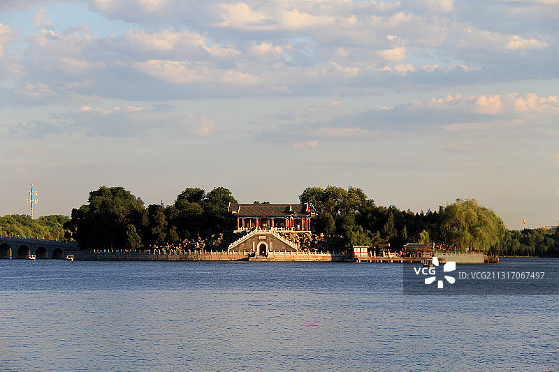 北京皇家园林颐和园南湖岛图片素材