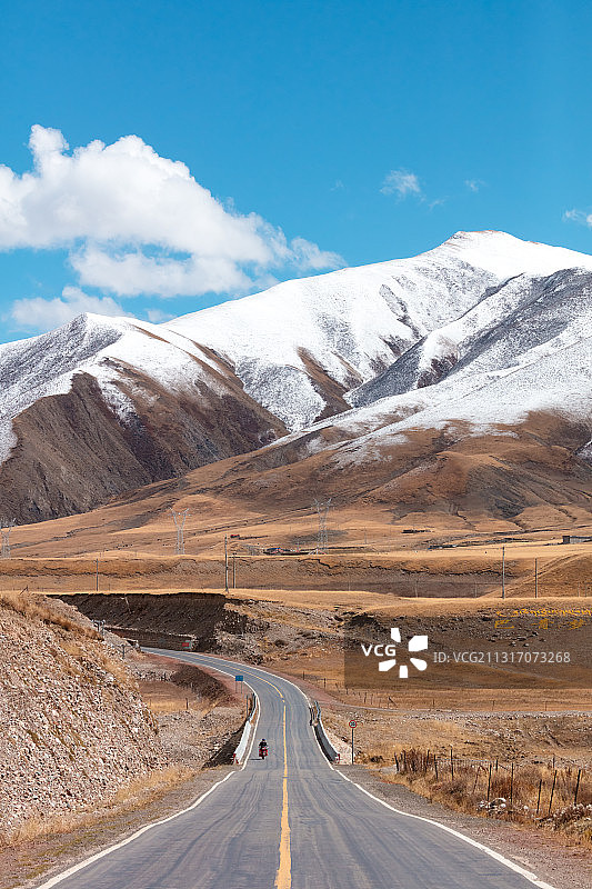 317国道川藏北线西藏那曲市巴青县段。图片素材