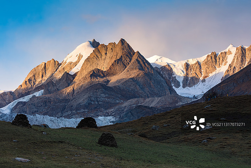 西藏那曲市索县布加雪山穹雄沟的日落。图片素材