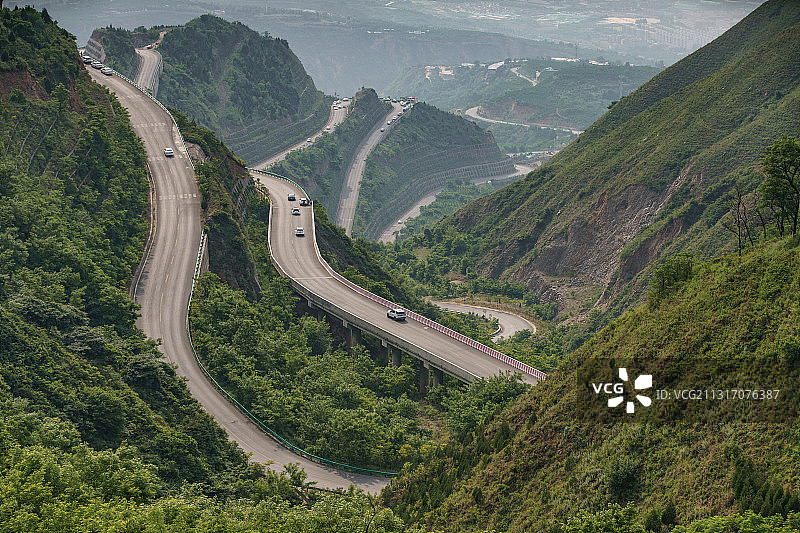 陕西西安骊山大道盘山公路图片素材