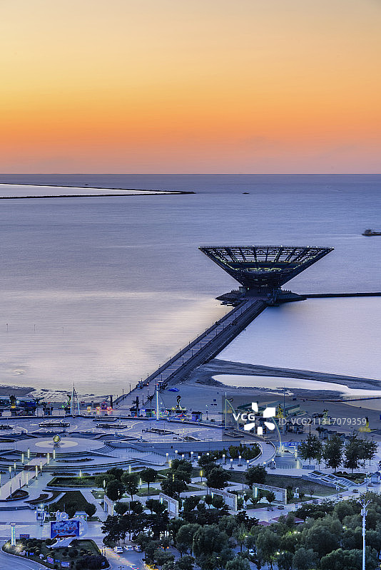 中国辽宁营口鲅鱼圈山海广场日暮风光图片素材