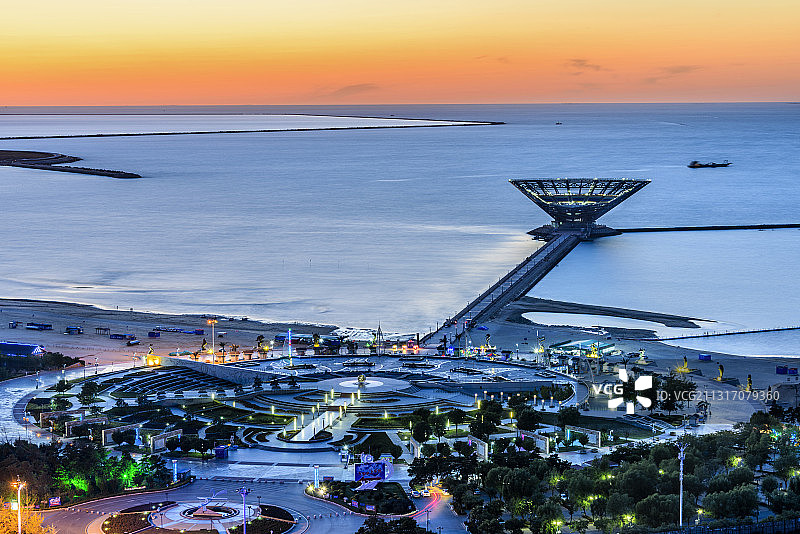 中国辽宁营口鲅鱼圈山海广场日暮风光图片素材