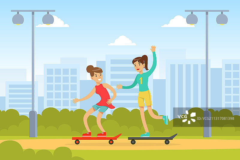 两个年轻女人在公园里玩滑板图片素材