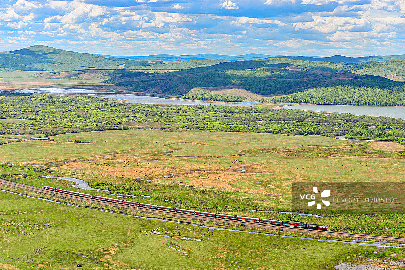 呼和浩特-满洲里K277次行驶在初夏时分的滨洲线上图片素材
