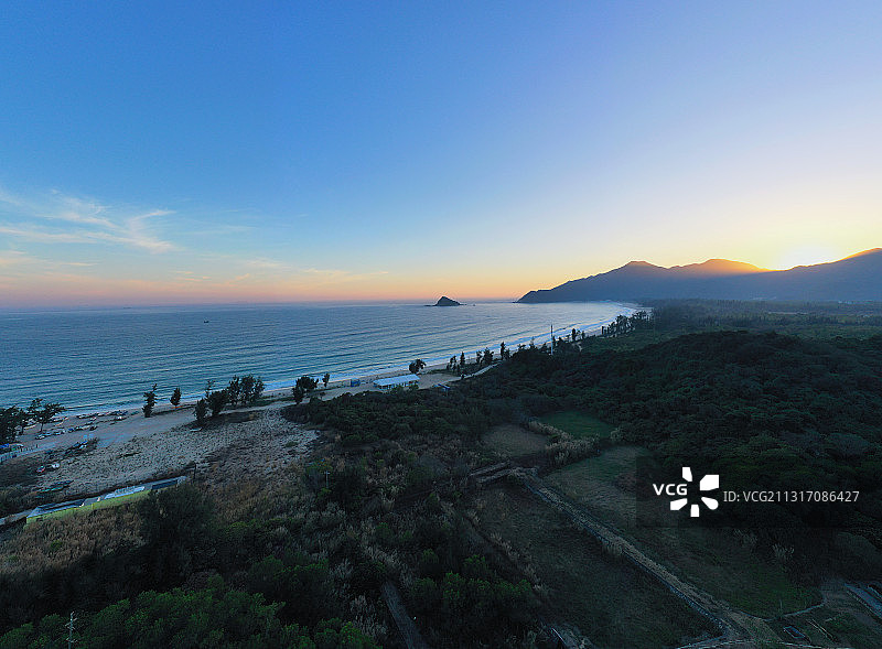 广东省深圳市大鹏新区南澳西涌海滨浴场与深圳天文台航拍图片素材