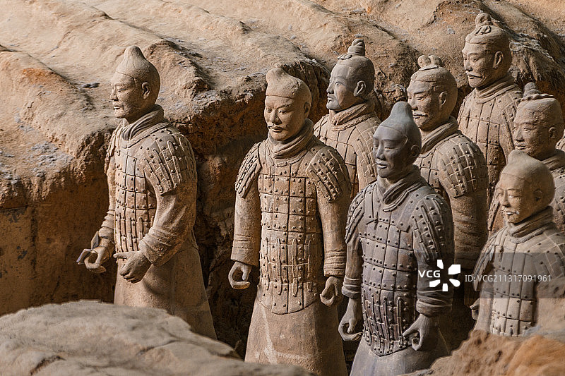 陕西西安秦始皇兵马俑博物馆一号坑内的兵马俑图片素材