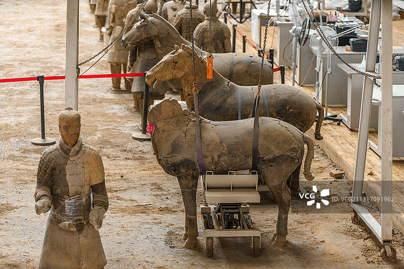 陕西西安秦始皇兵马俑博物馆一号坑内正在修复的兵马俑图片素材