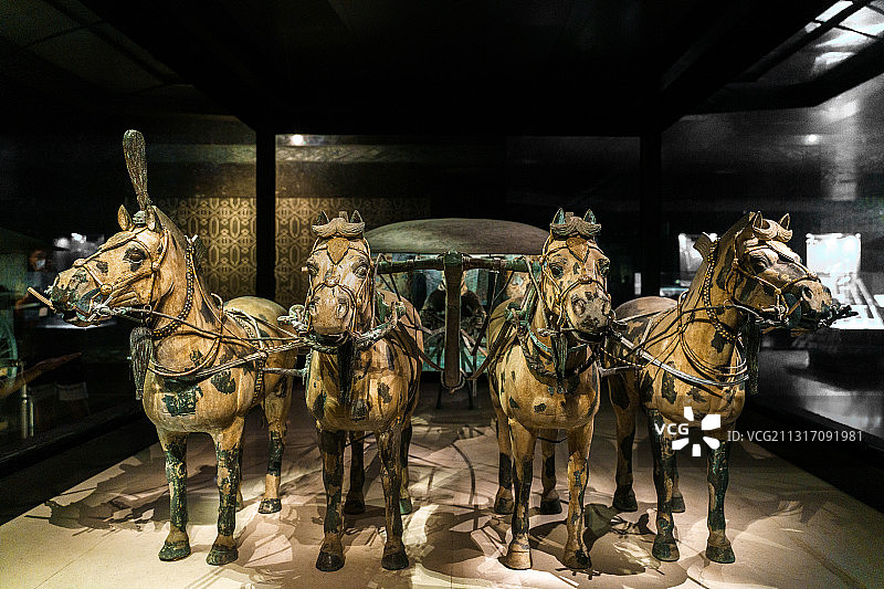 陕西西安秦始皇兵马俑博物馆馆藏秦陵二号铜马车图片素材