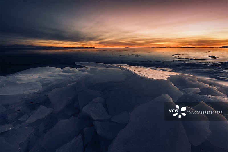 冰湖晨光图片素材