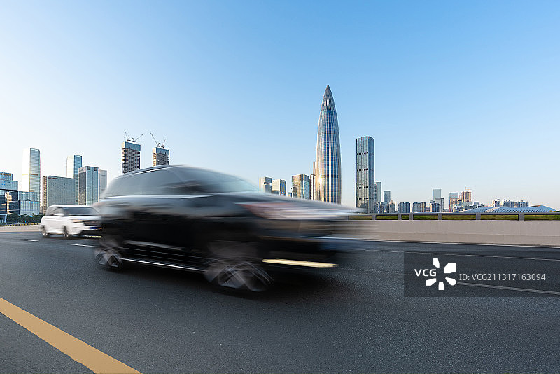 深圳后海金融区深圳人才公园和高速行驶的汽车图片素材