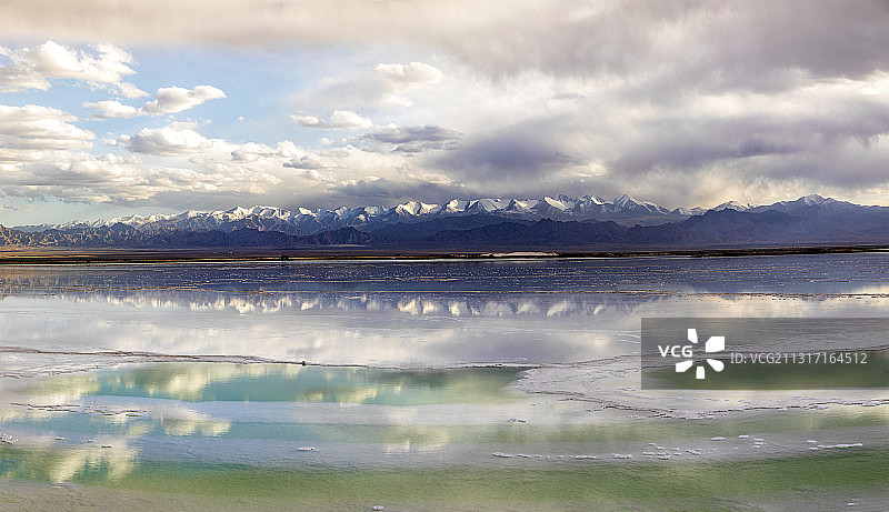 青海翡翠湖-雪山映翡翠图片素材