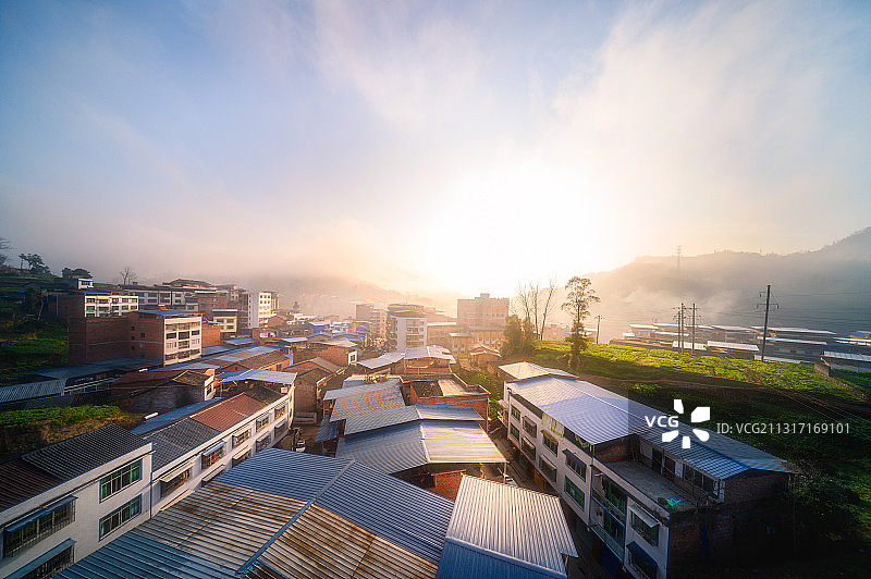 达州宣汉土黄镇山区大巴山乡村乡镇回家过年日出晨雾全景图片素材