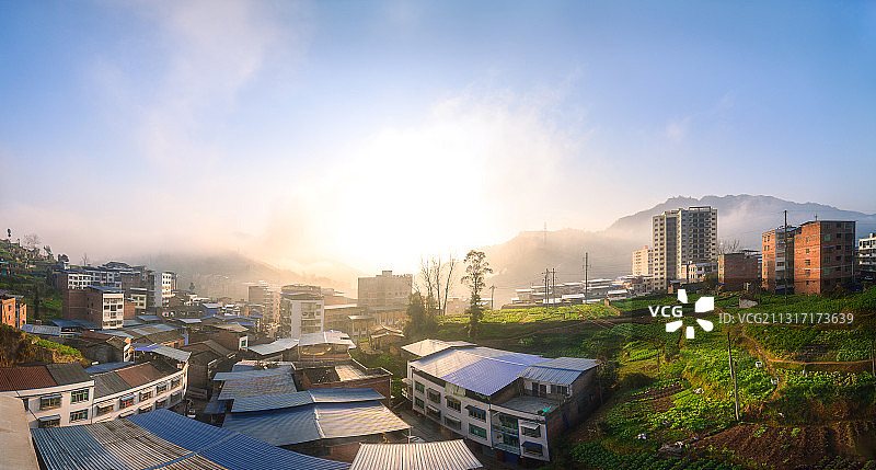 达州宣汉土黄镇山区大巴山乡村乡镇回家过年日出晨雾全景图片素材