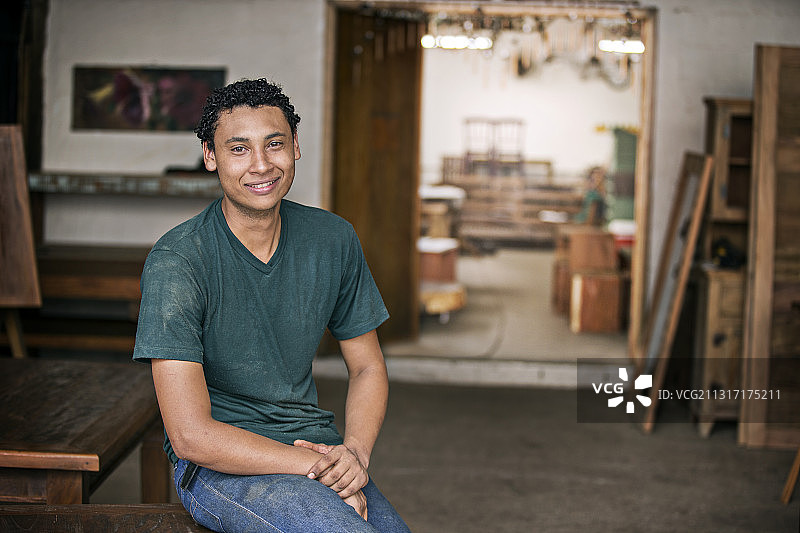 在工作室里的年轻男子肖像图片素材