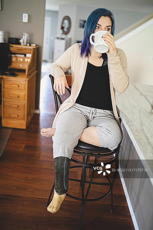 在华盛顿州波尔斯堡家中享用咖啡的截肢女性图片素材