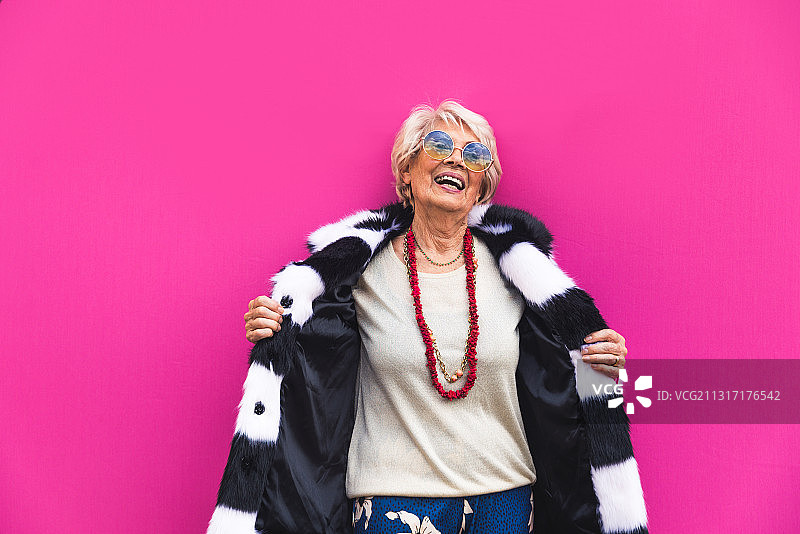 穿着时尚的年长女性图片素材