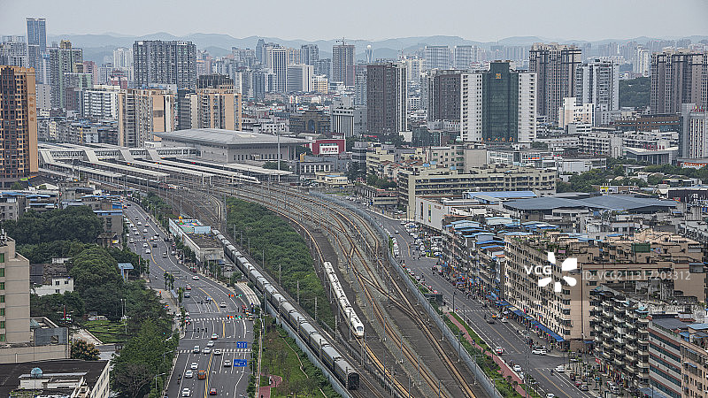 成都-喀什列车和西成高铁动车组列车在绵阳站下行咽喉交会图片素材