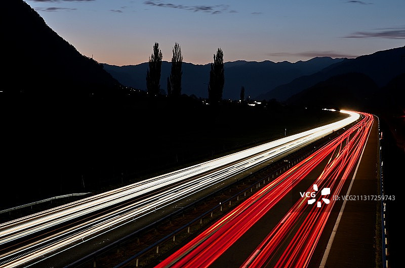 夜间高速公路上的光轨图片素材