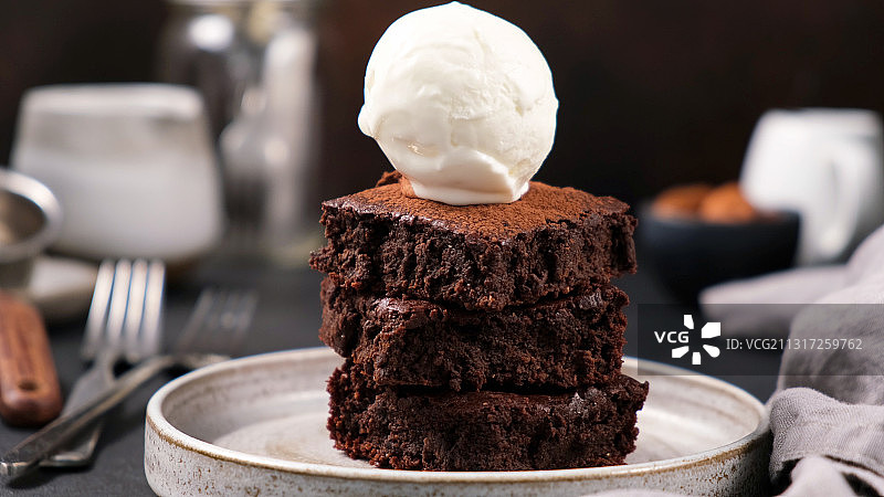 盘中巧克力蛋糕特写，俄罗斯图片素材