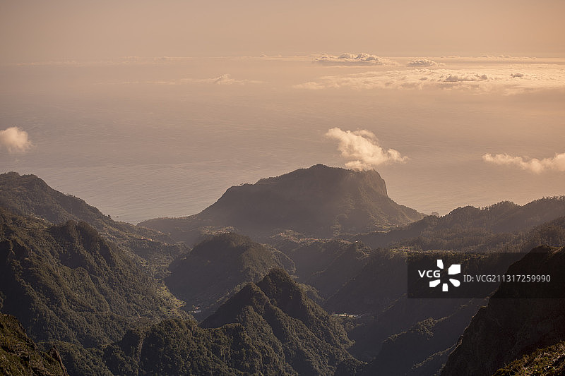 日落时天空映衬的山景图片素材