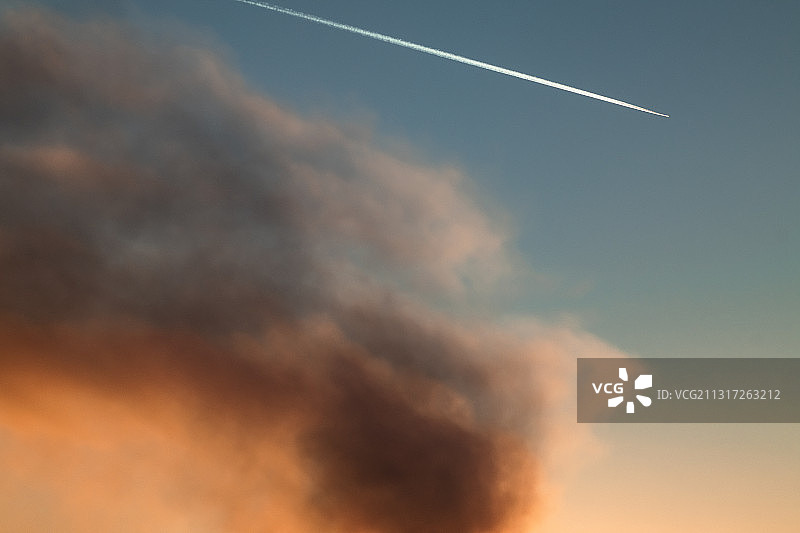 日落时分天空中飞机尾迹的仰视视角，爱尔兰科夫图片素材