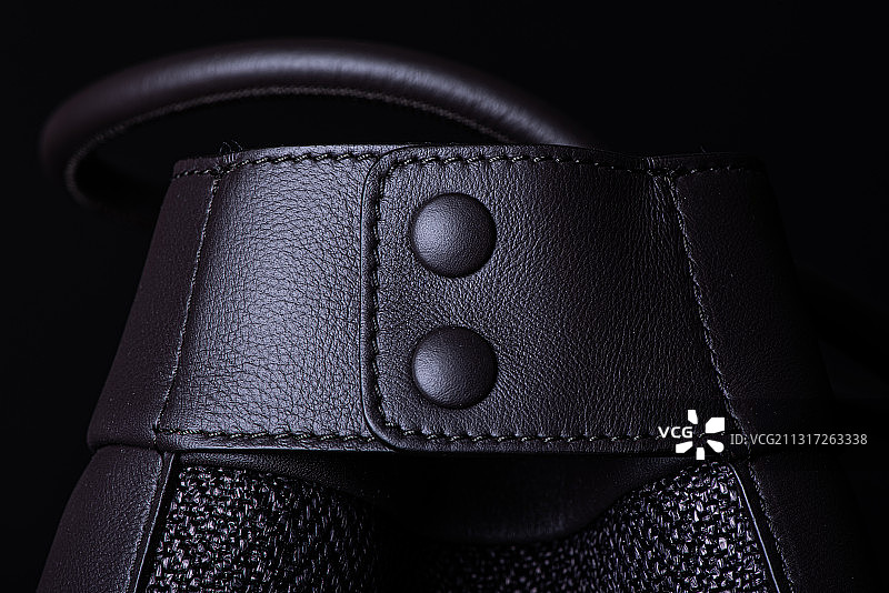 墨西哥黑色背景皮革包特写图片素材