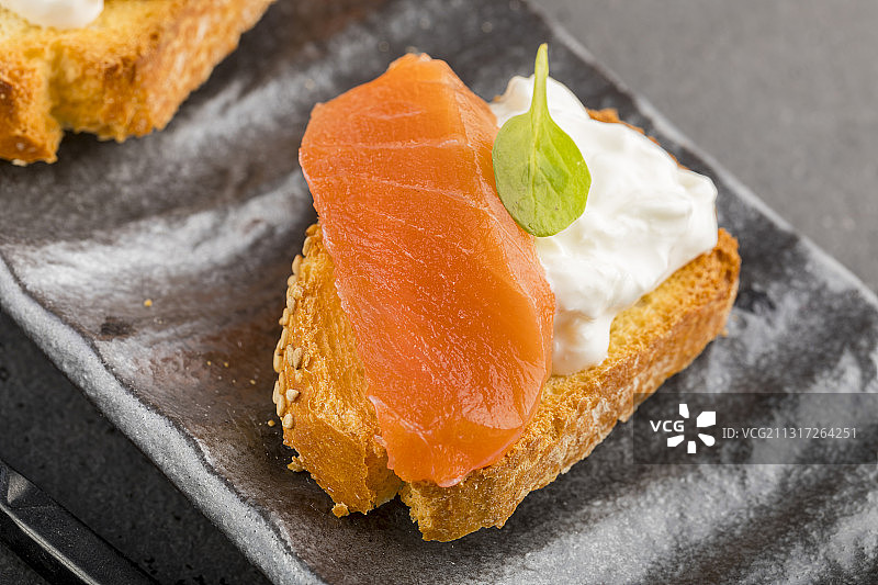 高角度拍摄的三文鱼克罗斯蒂尼开胃菜，意大利普利亚图片素材