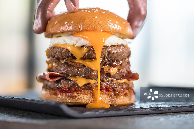 手持汉堡的人图片素材