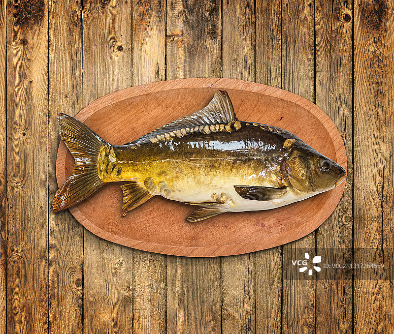 木桌上的鱼俯视图图片素材