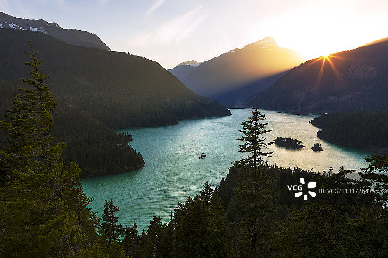 华盛顿州北喀斯喀德国家公园日落时分的湖光山色图片素材