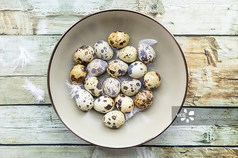 木制背景下的碗装鹌鹑蛋俯视图图片素材