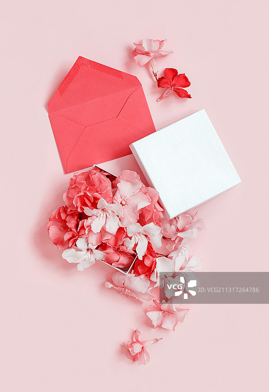 带有信封的空白纸张的粉色背景高角度视图图片素材
