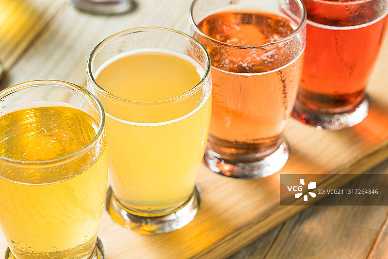 桌子上饮料的特写图片素材