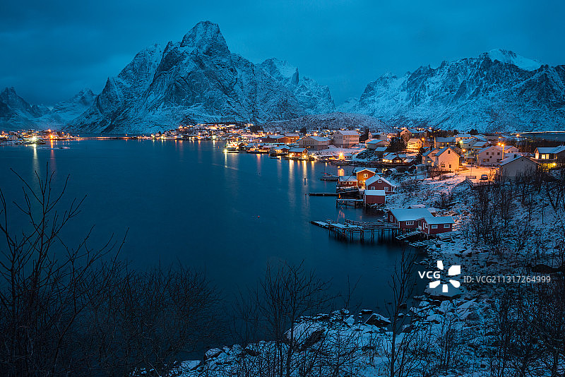 挪威雷讷雪山湖泊夜景图片素材