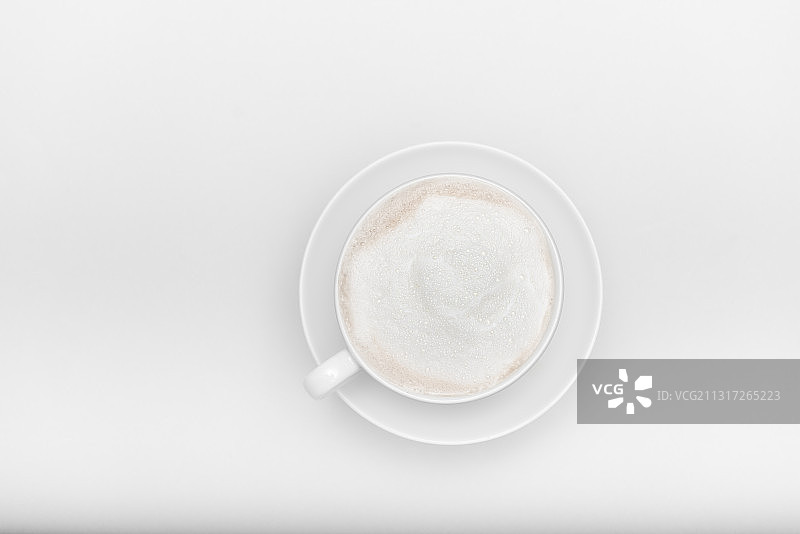 白色背景上的卡布奇诺咖啡杯图片素材
