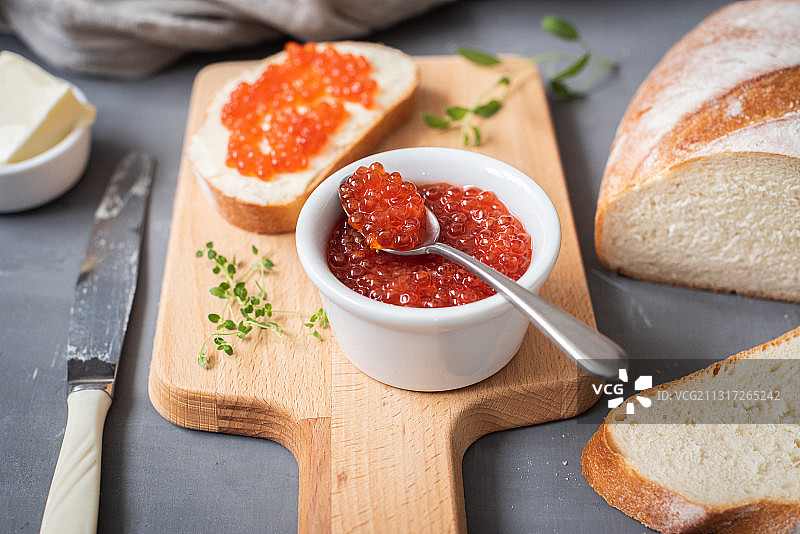俄罗斯，奶酪面包在砧板上特写图片素材