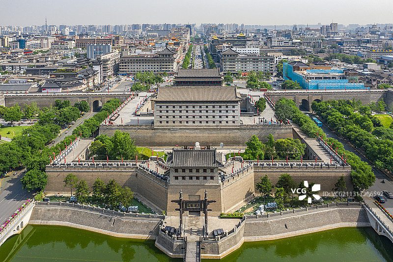 陕西西安古城墙永宁门和城市天际线航拍图片素材