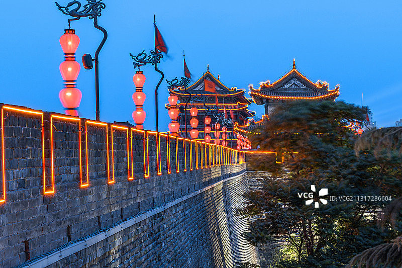陕西西安古城墙永宁门夜景图片素材