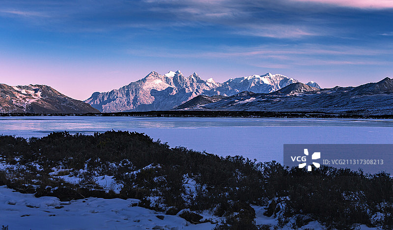 《红海子》拍摄于中国四川康定地区加呷腊。图片素材